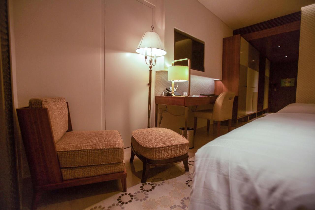 Crowne Plaza Chennai Adyar Park, An Ihg Hotel Екстер'єр фото A room at the hotel