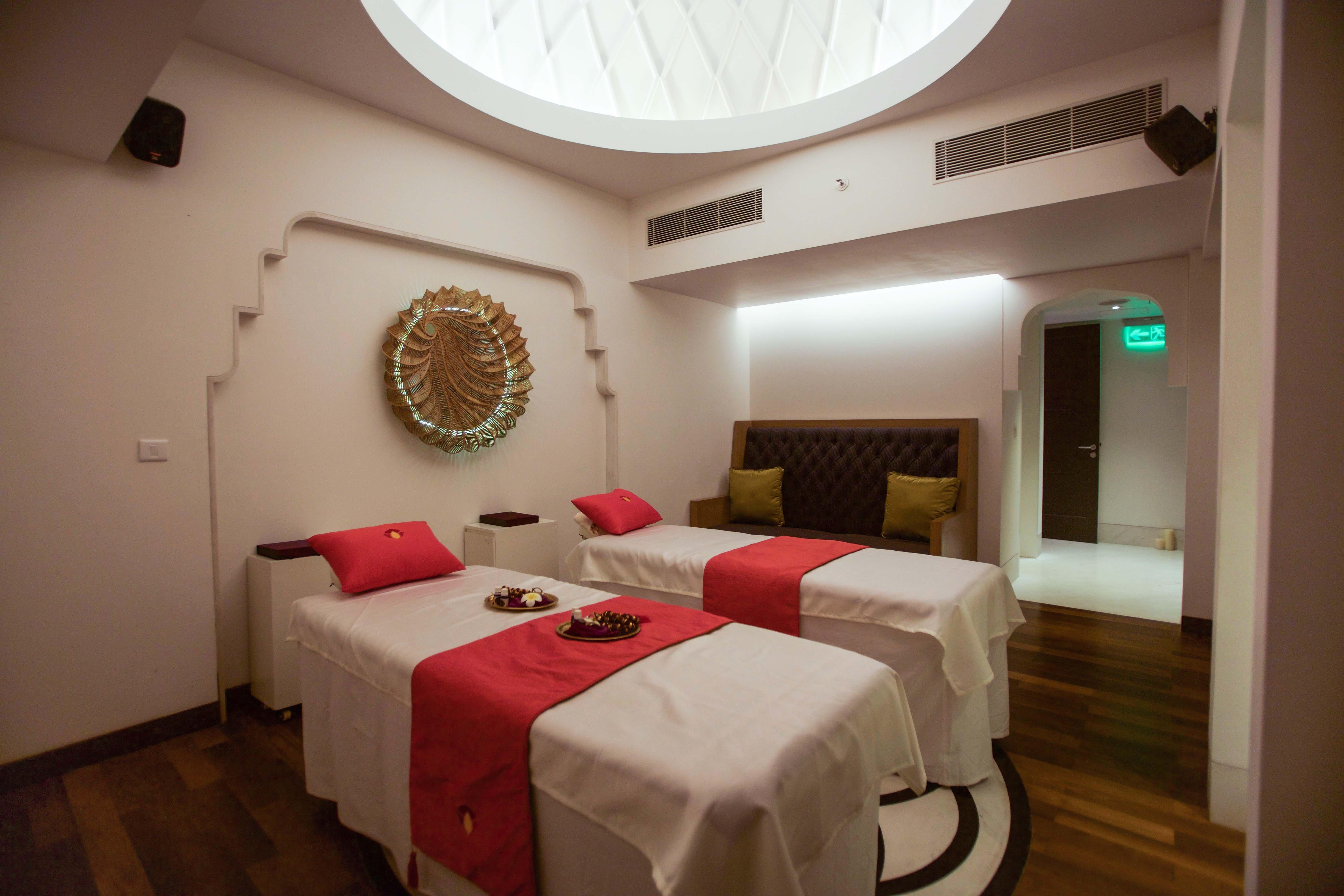 Crowne Plaza Chennai Adyar Park, An Ihg Hotel Екстер'єр фото Spa at The Park, New Delhi
