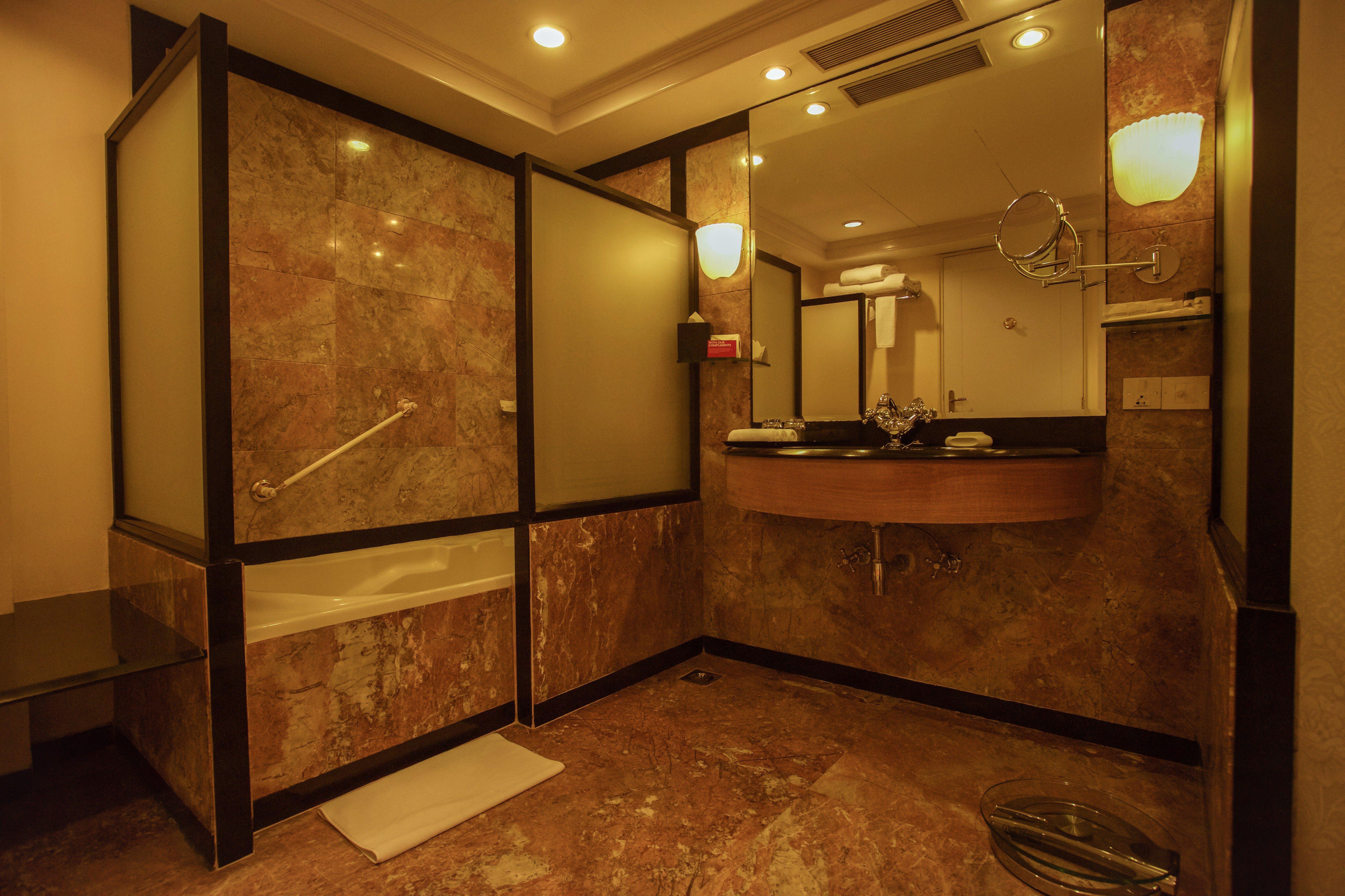 Crowne Plaza Chennai Adyar Park, An Ihg Hotel Екстер'єр фото A bathroom in a hotel