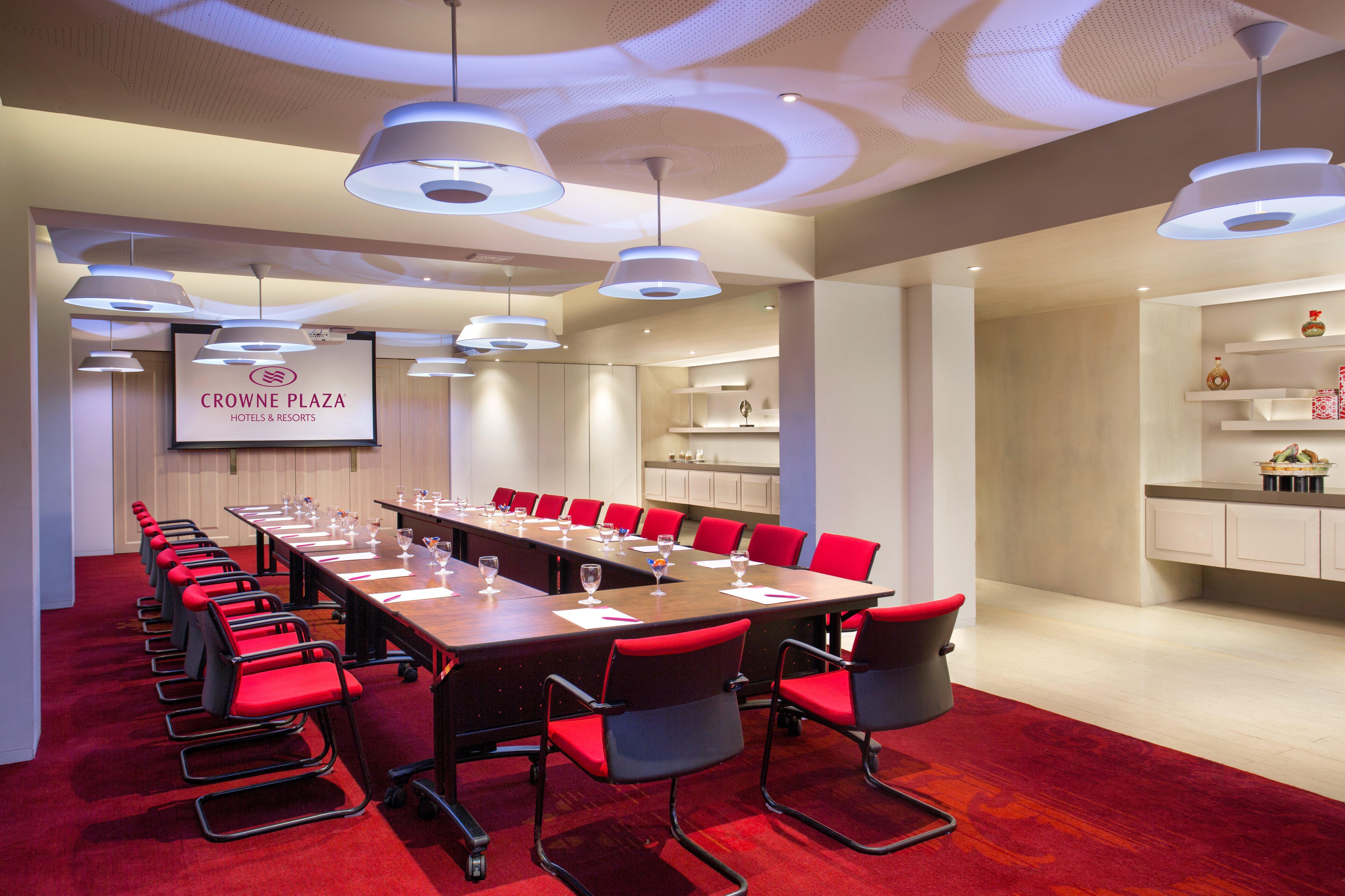 Crowne Plaza Chennai Adyar Park, An Ihg Hotel Екстер'єр фото Meeting room at the hotel