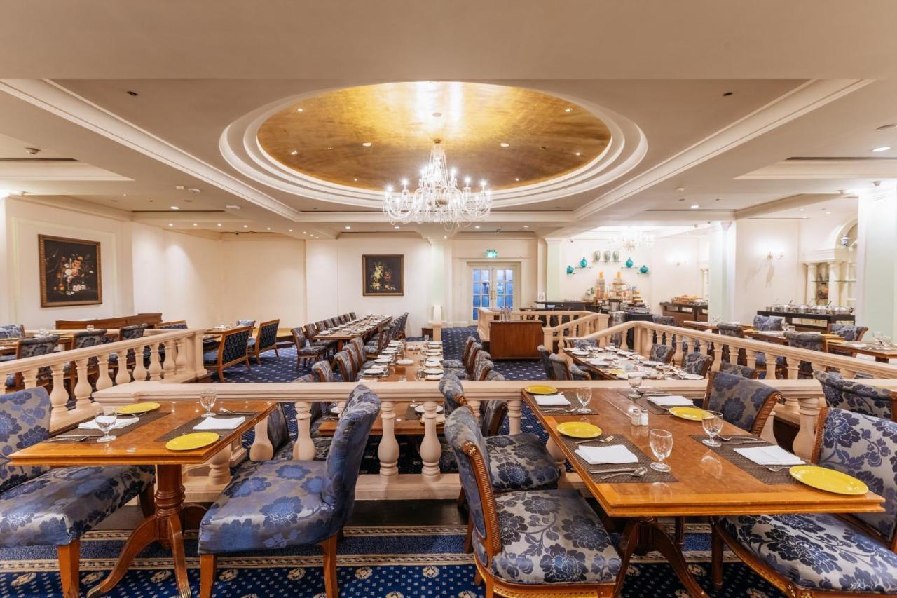 Crowne Plaza Chennai Adyar Park, An Ihg Hotel Екстер'єр фото The restaurant