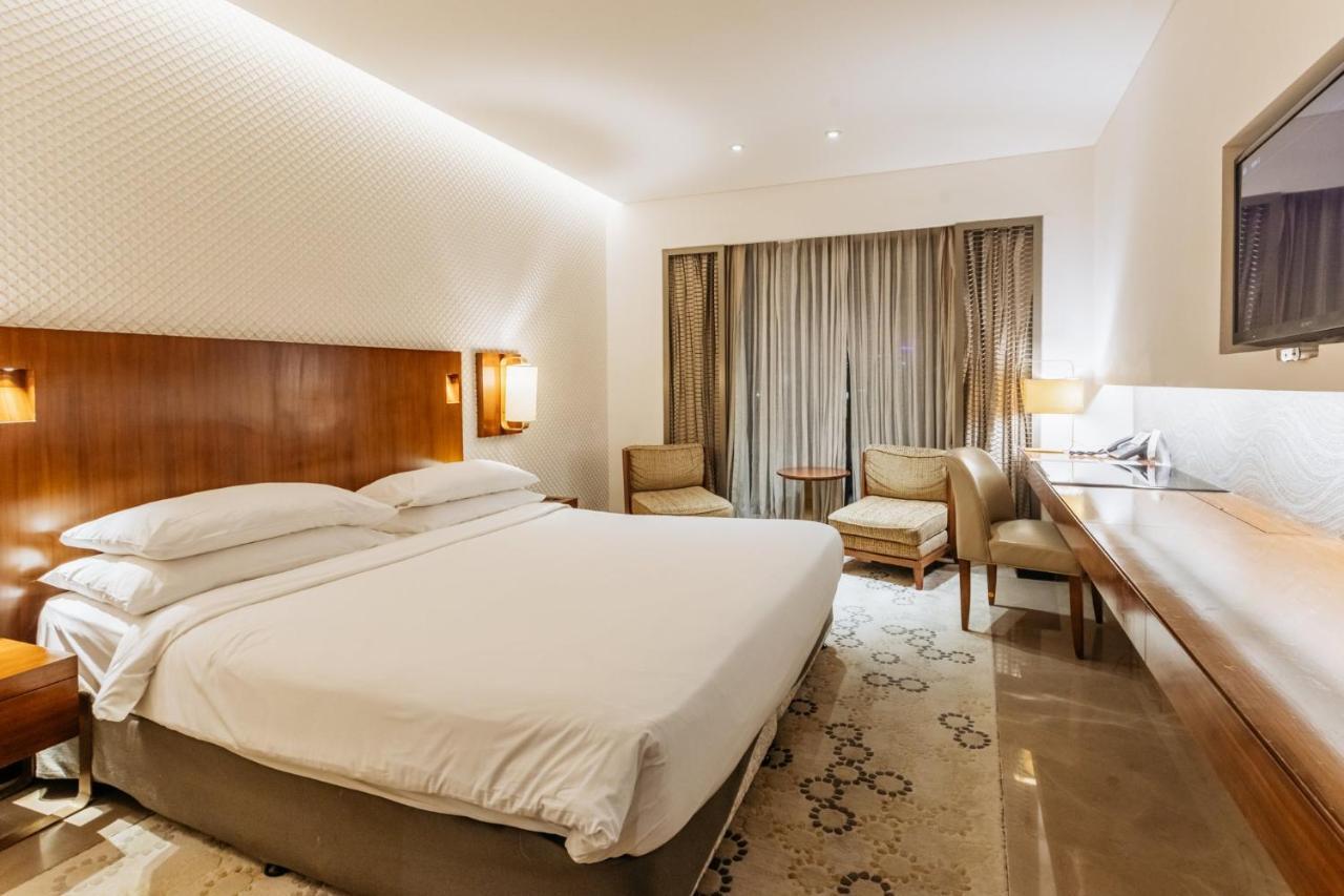 Crowne Plaza Chennai Adyar Park, An Ihg Hotel Екстер'єр фото A room at the Taj Mahal Palace